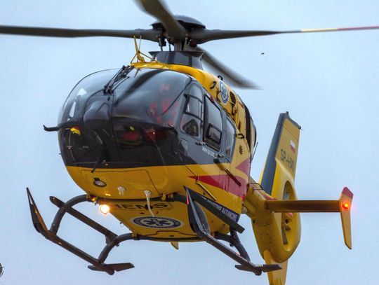 Pijana 13-latka wpadła do rzeki. Przyleciało po nią Lotnicze Pogotowie Ratunkowe 13-latka wpadła do lodowatej wody. Śmigłowcem LPR została zabrana do szpitala.