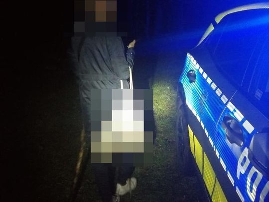 48-latka, która wybrała się na grzyby, zgubiła się w lesie po zmroku i miała w telefonie zaledwie 1% baterii.