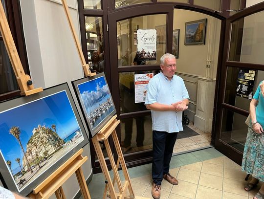 Wystawa fotografii Henryka Andrzejewskiego obejmuje około 30 unikalnych fotogramów, które zabierają widza w wyjątkową podróż po najpiękniejszych zakątkach Kalabrii i Sycylii.
