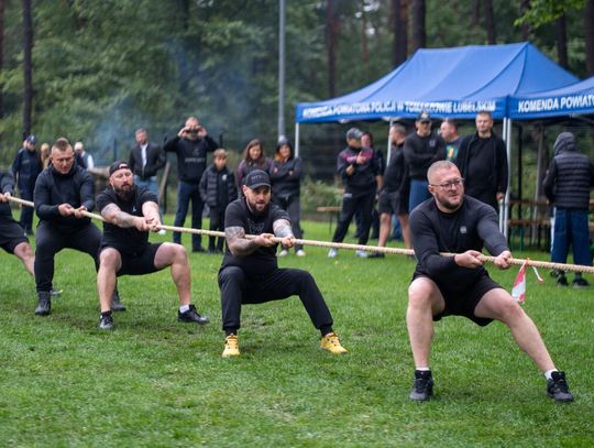 Funkcjonariusze z garnizonu lubelskiego zmierzyli się m.in. w przeciąganiu liny.