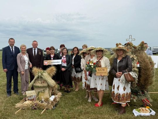 Koło Gospodyń Wiejskich „Czartowianki” zajęło na dożynkach wojewódzkich I miejsce  w  konkursie „Najładniejszy wieniec dożynkowy”.