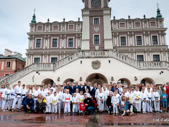 Wojownicy z Twierdzy Zamość. Karatecy walczyli na Rynku Wodnym