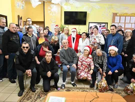 Wójt Czubaj-Gancarz jako Śnieżynka z Mikołajem rozdawali prezenty. Odwiedzili Środowiskowy Dom Samopomocy w Szarowoli