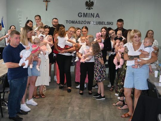 Wójt wśród niemowlaków! Tak w Gminie Tomaszów Lubelski witają najmłodszych mieszkańców [ZDJĘCIA]