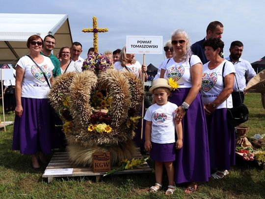 Na zdjęciu  Koło Gospodyń Wiejskich "Brzezinianki" z Brzezin na dożynkach wojewódzkich w Radawcu.