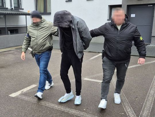 Wpadł przez przepaloną żarówkę. Policja znalazła u niego narkotyki Tymczasowy areszt na okres trzech miesięcy to środek zapobiegawczy, jaki zastosował łukowski sąd wobec 20-latka, u którego policjanci znaleźli znaczną ilość narkotyków.