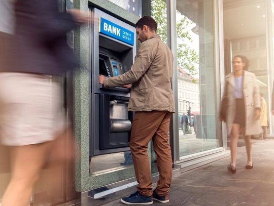 Wpłata do wpłatomatu jest szybka i wygodna, ale przy większych kwotach bank ma obowiązek poinformować o tym odpowiednie instytucje państwowe.