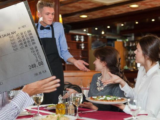 Po czym poznać zbliżające się wakacje? Po tym, że Polacy zaczynają „chwalić” się swoimi paragonami.