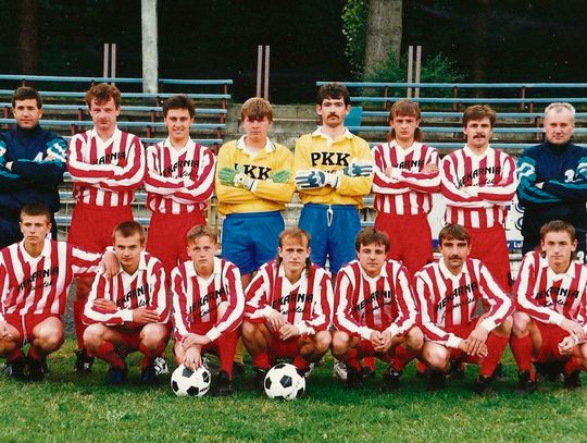 Wymarzone derby. Prywaciarz Tomaszów Lubelski w cyklu "Historia piłki nożnej" Prywaciarz Tomaszów Lubelski przed jednym z meczów w sezonie 1995/1996.