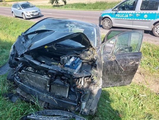 W Jarosławcu na DK 74 kierujący Oplem 45-latek wyprzedzając jadące przed nim dwa pojazdy zderzył się z kierującą Peugeotem, która w tym czasie skręcała w lewo na posesję.