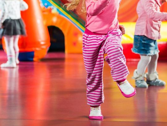 Lekarze wciąż walczą o zdrowie 11-letniej dziewczynki, która miała wypadek w jednej z sal zabaw w Lublinie.