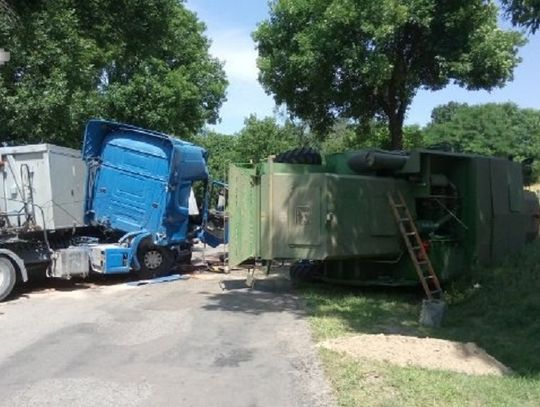 Wypadek podczas żniw. Zderzenie kombajnu i ciężarówki w Radkowie
