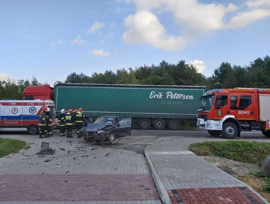 Wypadek w Adamowie. Samochód ciężarowy wjechał w osobówkę (ZDJĘCIA, FILM)