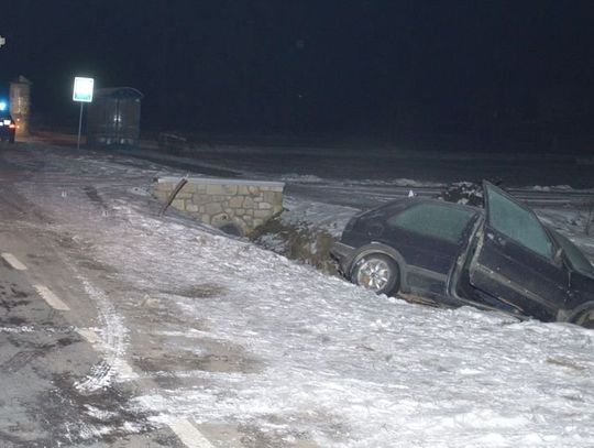 Wypadek w Aleksandrowie. Volkswagen uderzył w skarpę