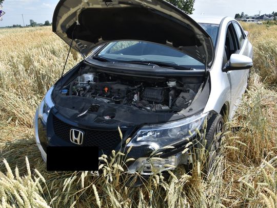 Wypadek w Brodzicy. Honda wylądowała na polu