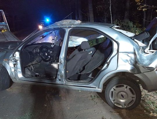 Wypadek w Hutkowie. 18-latek rozbił forda na drzewie. Nie jechał sam