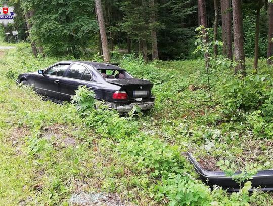 Wypadek w Jacni. 73-latek rozbił BMW na drzewie
