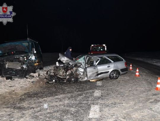 Wypadek w Kolonii Guzówka. Citroen czołowo zderzył się z volkswagenem