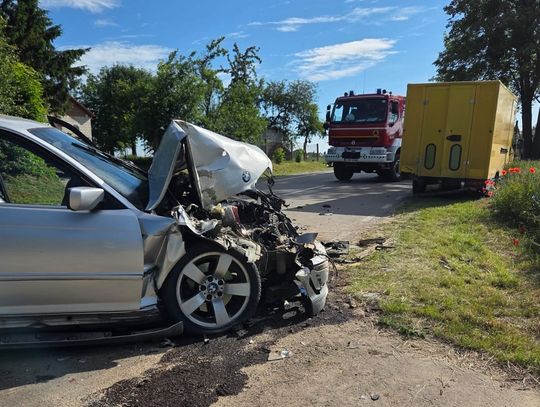 W chwili zderzenia przy Mercedesie znajdowała się kobieta, która robiła zakupy. W wyniku uderzenia została odrzucona od pojazdu.