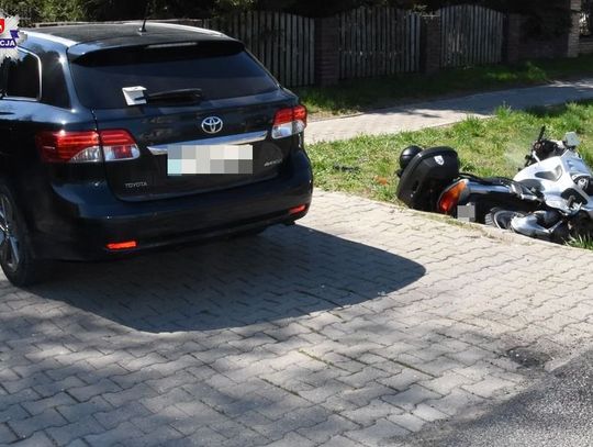 Wypadek w Płoskiem. Motocyklista w szpitalu po zderzeniu z toyotą