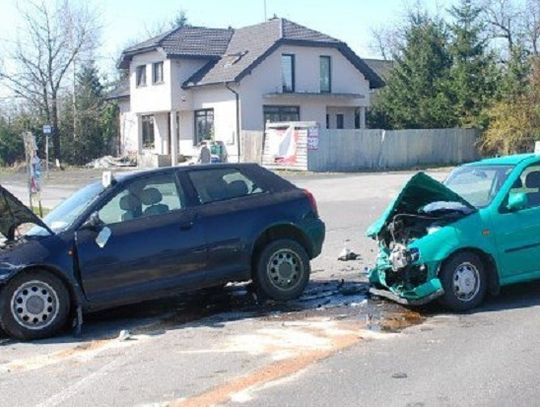 Wypadek w Płoskiem. Zderzenie volkswagena z audi. Dwie osoby w szpitalu