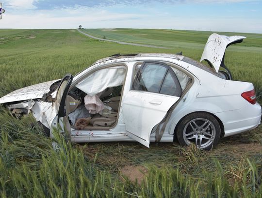 Wypadek w Rozdołach. 16-latek po alkoholu zabrał rodzicom mercedesa, auto wypadło z drogi
