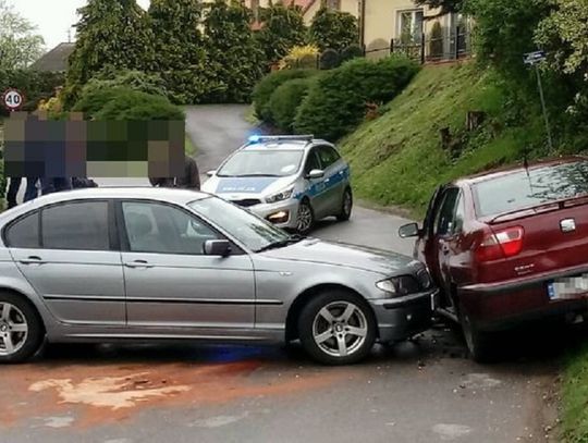 Wypadek w Tarnogrodzie. BMW wjechało w seata