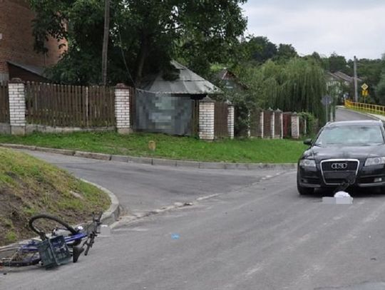 Wypadek w Tarnogrodzie. Kobieta wjechała rowerem prosto pod samochód (ZDJĘCIA)