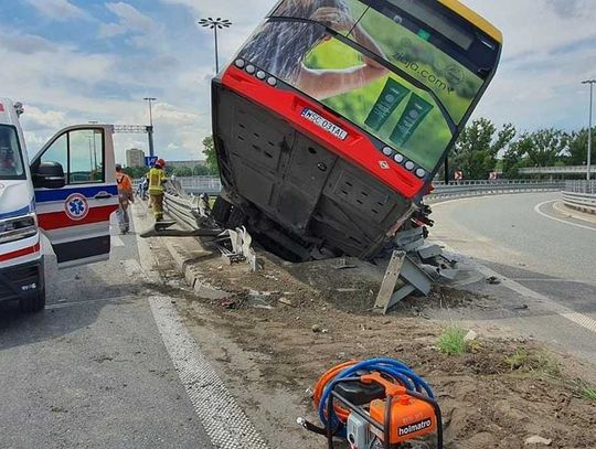 Wypadek. Znowu kierowca z zakazem. Już zjechał autobusem z mostu