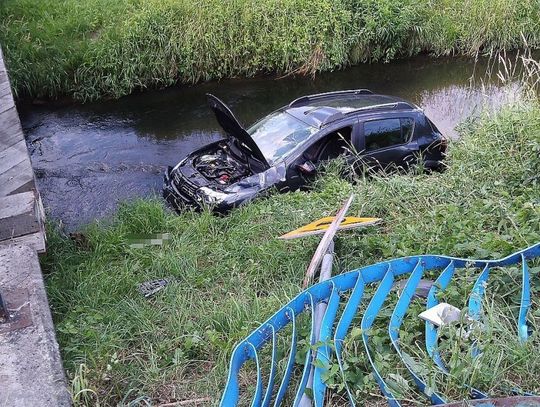 Wypił flaszkę i ruszył w drogę. Potrącił rowerzystę i wjechał dacią do rzeki