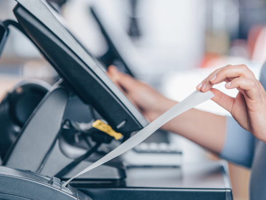 Wyprowadził z kasy tysiące złotych metodą na paragon