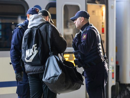 Wysiadł w Chełmie, ale w pociągu zostawił plecak z marihuaną. Potem sam się po niego zgłosił Młody mężczyzna, szukając swojego plecaka, sam zgłosił się w ręce funkcjonariuszy. W jego plecaku była marihuana.