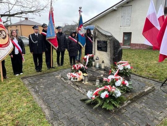 Wywłoczka: Niemcy otoczyli wieś i wypędzili ludzi. Potem spalili 150 zabudowań Przedstawiciele władz samorządowych, organizacji pozarządowych i instytucji publicznych, młodzież szkolna oraz mieszkańcy gminy Zwierzyniec uczcili 31 marca rocznicę pacyfikacji Wywłoczki.