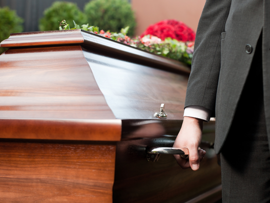 Po miesiącach dyskusji i przymiarek, czy nas na to stać, w końcu jest decyzja Sejmu: zasiłek pogrzebowy w górę. Ustawa zakłada też waloryzację. Ale pod pewnym warunkiem.