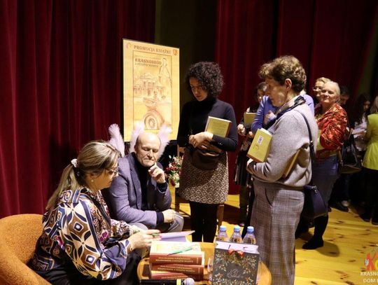 Autorzy przypomnieli, że historia miasta naznaczona była trudnymi momentami – od zniszczeń XVII wieku po dramatyczne doświadczenia wojen światowych w XX stuleciu.