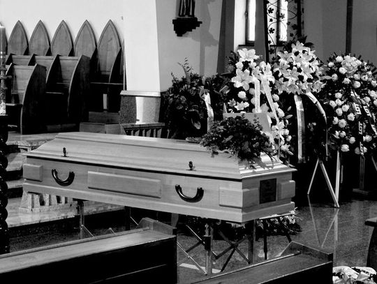 Z honorami pożegnano śp. kpt. Andrzeja Gawrona. Zginął, ratując Puszczę Solską W hołdzie pilotowi na uroczystości pogrzebowe do stolicy przybyli m.in.: starosta biłgorajski Andrzej Szarlip wraz z przedstawicielami Rady Powiatu Biłgorajskiego, a także władze gmin Łukowa i Józefów oraz reprezentanci Straży Pożarnej i Nadleśnictwa Józefów.