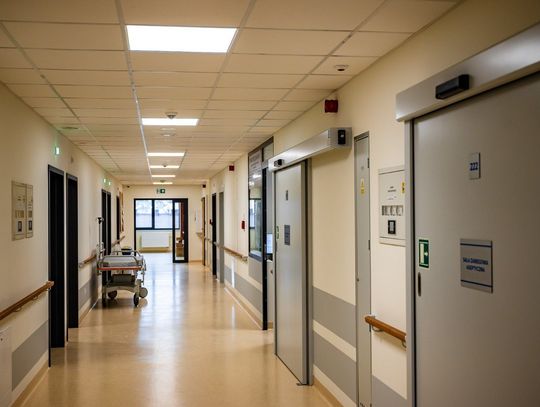 SP ZOZ w Tomaszowie Lubelskim zbliża się do końca realizacji inwestycji pod nazwą „Budowa budynku szpitalnego dla centralnego bloku operacyjnego i oddziałów zabiegowych z przebudową istniejących budynków”. To powód do radości, ale rzeczywistość nie jest tak kolorowa, jak mogłoby się wydawać.