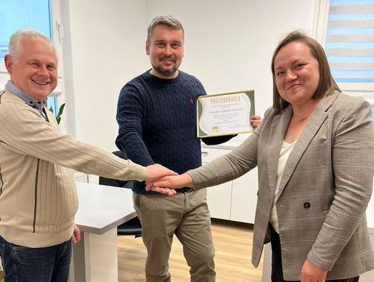 Mąka trafi do potrzebujących. Na zdjęciu: Dariusz Święciło, Tomasz Maksymiuk oraz Agnieszka Piętak-Faryna z Zamojskich Zakładów Zbożowych.