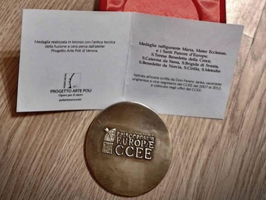 Za pomoc rodakom za granicą. Kapłan z Hrubieszowa dostał medal nadany przez Europejską Konferencję Episkopatu