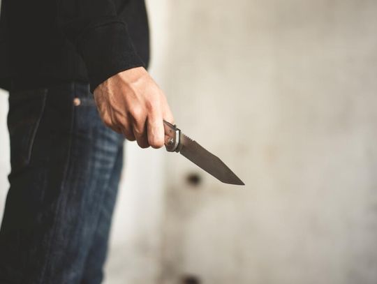Prokurator przedstawił Damianowi F. zarzut o to, że działając w zamiarze bezpośrednim pozbawienia życia Gabrieli K., zadał jej liczne ciosy nożem w okolice szyi oraz tułowia, powodując rany kłute oraz cięte.