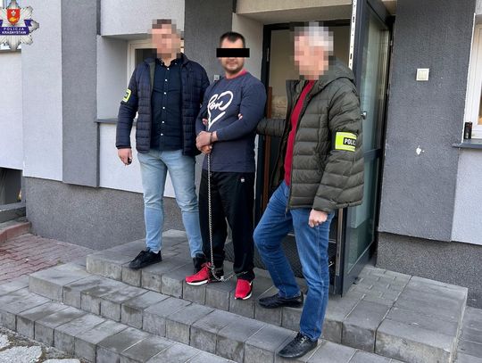 Krasnostawscy kryminalni zatrzymali 31-latka z gminy Kraśniczyn. Mężczyzna w prokuraturze usłyszał zarzut zabójstwa i będzie odpowiadał w warunkach recydywy. Grozi mu teraz kara dożywotniego pozbawienia wolności.