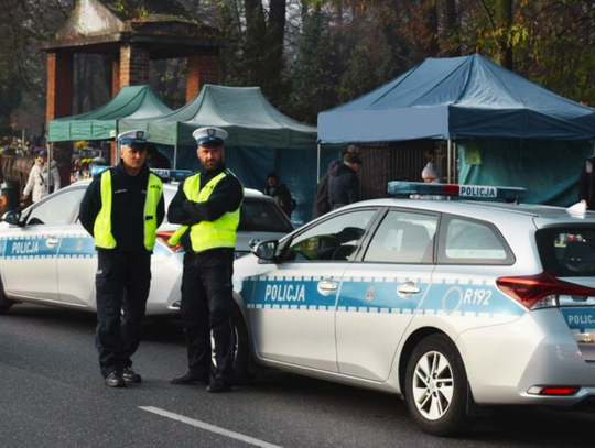 Ruszamy na cmentarze w całej Polsce. Razem z nami policjanci ruszyli z akcją Znicz.