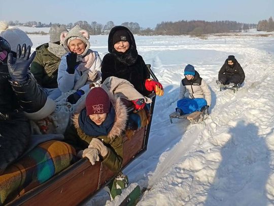 Na kuligu w Zadębcach uczniowie jeździli saniami zaprzężonymi w konie. Zdobyli też śnieżny szczyt na Górze Ślimaka