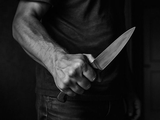 45-latek z gminy Trzeszczany podczas domowej kłótni dźgnął nożem w klatkę piersiową 54-letniego konkubenta swojej matki.