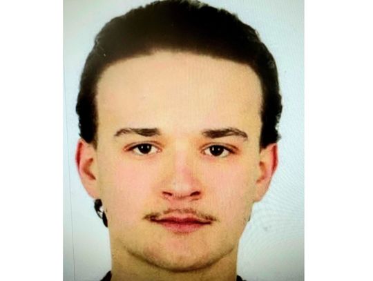 Brajan Golanko ma około 170 cm wzrostu, jest dobrze zbudowany, ma czarne włosy zaczesane do tyłu oraz piwno-zielone oczy