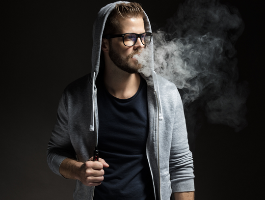 Jest projekt ustawy, który zakazuje jednorazowych e-papierosów i aromatyzowanych saszetek nikotynowych. Protestują biznes, plantatorzy i lekarze.