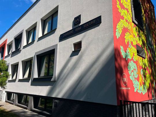 Malowidło powstało na jednej ze ścian Zamojskiego Domu Kultury, od strony ul. Kiepury.