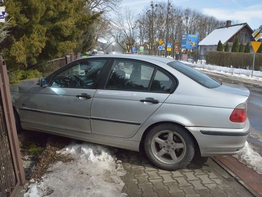 Zamojskie: Potrącił starszą kobietę i jej wnuczkę. Zatrzymał się na ogrodzeniu