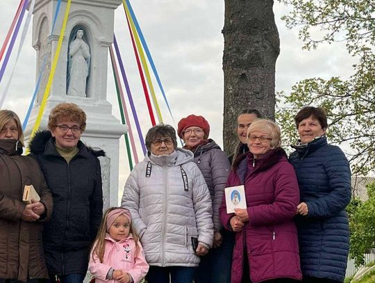 „Od Bałtyku po gór szczyty, kraj nasz płaszczem Jej okryty”. To z pieśni „Jak szczęśliwa Polska cała”. Na zdjęciu: po majówce w Majdanie Krynickim.