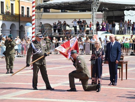 Zamość: 18. Zamojski Pułk Przeciwlotniczy ma sztandar! Matką chrzestną sztandaru została wnuczka generała